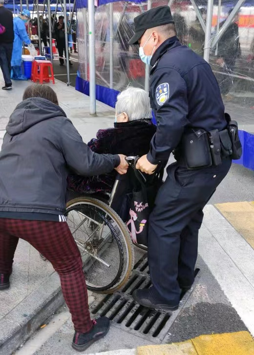 点亮图标-梁衡的把栏杆拍遍原文