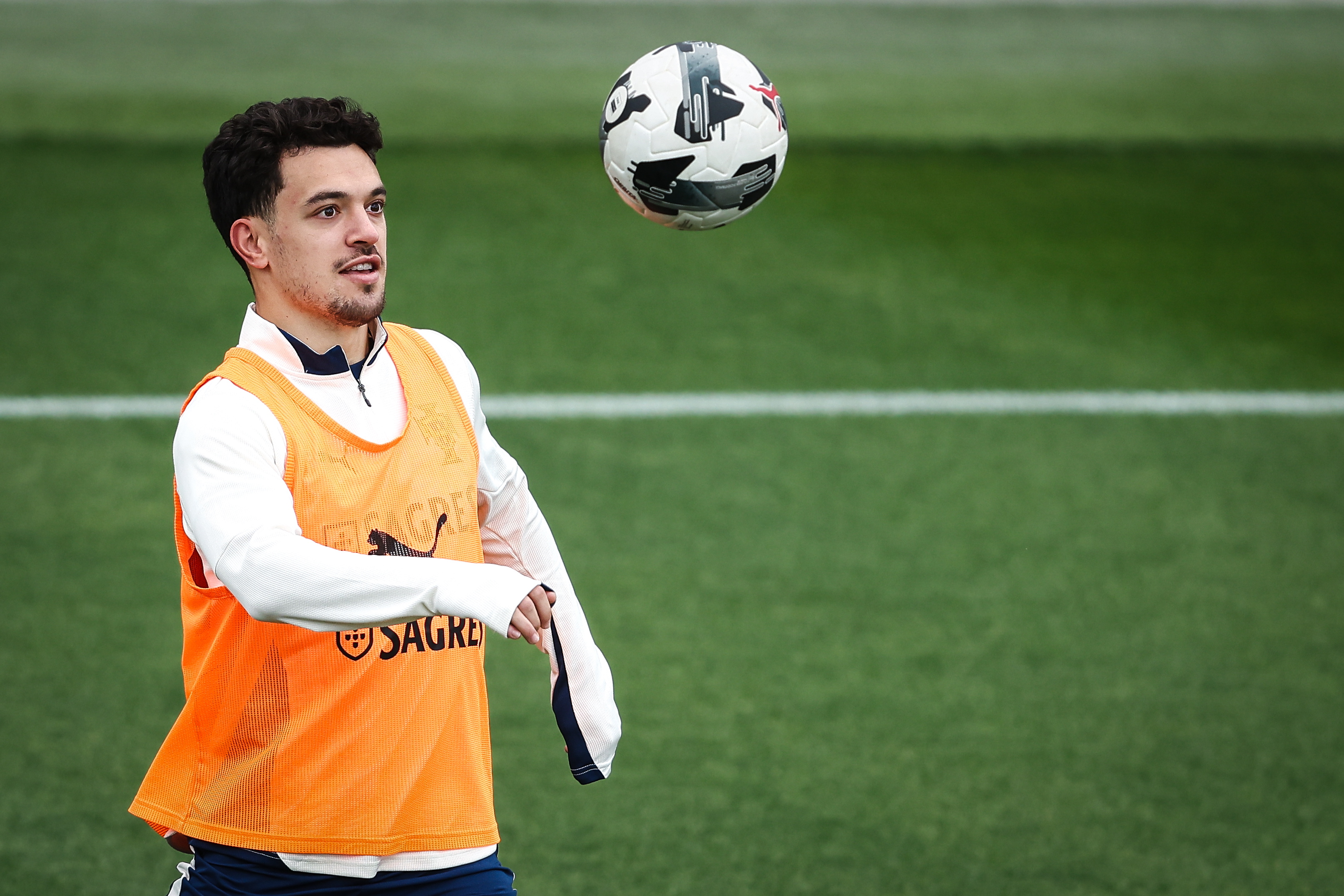 赛事-包含葡萄牙体育训练开放日，赛前官宣签约引欢呼，CBA季后赛在即，控场能力受关注的词条